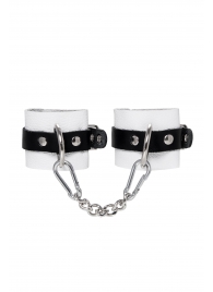 Бело-черные кожаные наручники с одним ремешком с люверсами - Pecado - купить с доставкой в Кургане
